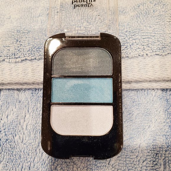 Set Of 2 Mini Blue Eyeshadow Palettes - Picture 5 of 6